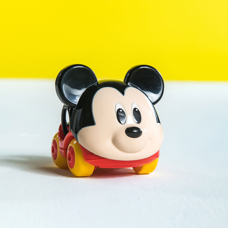 DISNEY BABY Autíčko Mickey Go Grippers™ 6m+