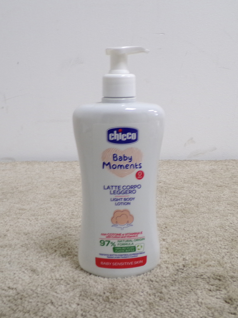 CHICCO Mléko jemné tělové s dávkovačem Baby Moments Sensitive 97 % přírodních složek 500 ml