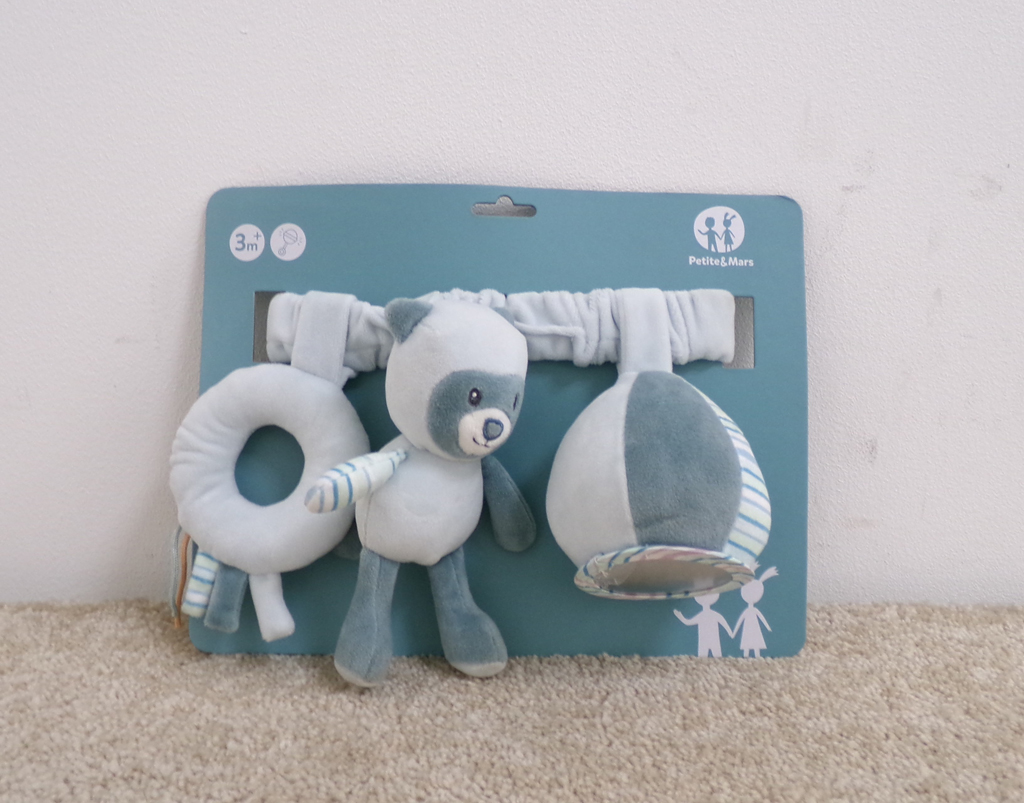 PETITE&MARS Hračka závěsná na kočárek méďa Mike