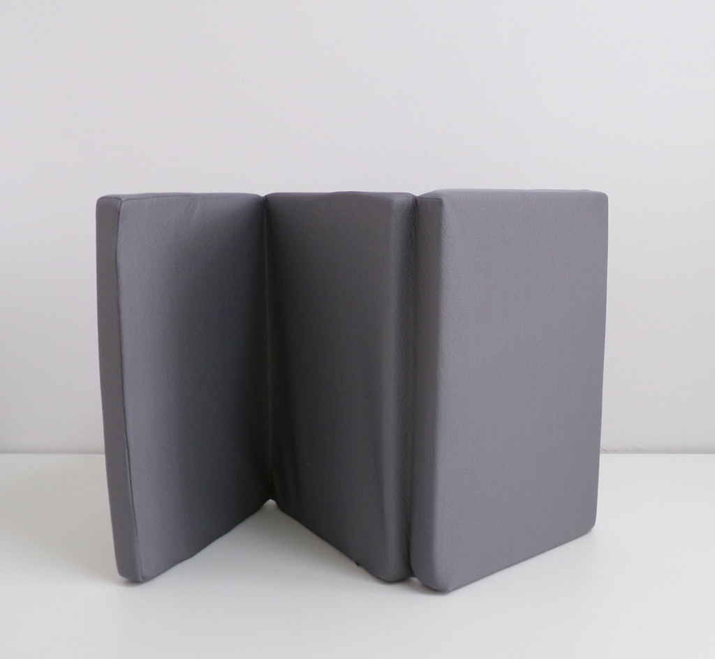 PETITE&MARS Matrace cestovní skládací Foldie Grey